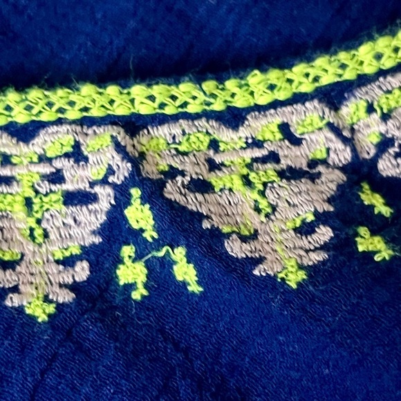 Vtg Decree Womens Blue Embroidered Peasent Boho Crinkle Blouse Modest TASSLE M - Picture 8 of 9